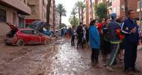 Valencia, nelle zone colpite dall’alluvione mancano cibo e acqua. A Paiporta la coda degli abitanti è interminabile (video)