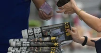 Hong Kong, chiude il giornale pro democrazia Apple Daily. L’accusa di Pechino: “Collusione con forze straniere”