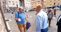 Bandecchi show a Terni, il sindaco dà appuntamento al contestatore social e gli sputa l’acqua in faccia: “Provocatore politico” – Video