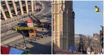 “Palestina libera”: uomo si arrampica a piedi nudi sul Big Ben a Londra e sventola la bandiera dello stato. Bridge Street blindata – Video