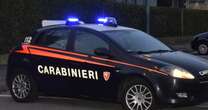 “Vuole buttarsi dal balcone”. Chiamano i carabinieri, ma si tratta di un ladro in fuga