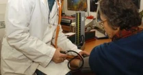 Milano, dal Giambellino a Ronchetto mancano i medici di base: “Anziani senza cure, per comprare farmaci hanno bisogno della mutua”