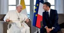 Francia, il Papa snobba Notre-Dame e si reca ad Ajaccio. I corsi gongolano, Macron meno, ma incontrerà lo stesso Francesco