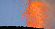 Aumenta l’attività vulcanica dell’Etna, disagi all’aeroporto di Catania. Le immagini del cratere centrale girate ad alta quota