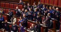 Aborto, M5s protesta in Aula: “Le politiche restrittive del governo non tutelano né la salute né la possibilità di scelta”