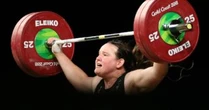Laurel Hubbard, la pesista neozelandese in gara a Tokyo: è la prima donna transessuale a partecipare alle Olimpiadi