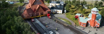 Suède: la célèbre église en bois rouge de Kiruna se rapproche de son nouvel emplacement