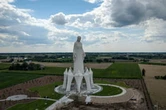 La plus haute statue mariale d'Europe crève les cieux de Pologne