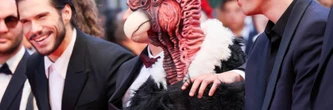 Raphaël Quenard en plein délire à Cannes : l'acteur défile avec un drôle d'oiseau