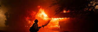 Plus d'une centaine de maisons détruites par un vaste incendie près de Los Angeles