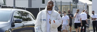 "Je vous demande de garder Roscoe dans vos pensées et vos prières" : la terrible annonce de Lewis Hamilton