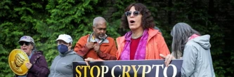 Trump dîne avec les acheteurs de sa cryptomonnaie, l'opposition démocrate dénonce un trafic d'influence