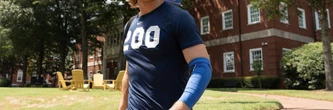 Chad Powers : Glen Powell en quarterback déjanté dans la nouvelle série comique Disney+