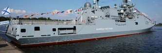 Tirs de semonce d'un navire de guerre russe sur un yacht dans la Manche