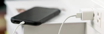 Beaucoup font cette erreur avec leur chargeur de téléphone, pourtant cela fait rapidement grimper la facture d'électricité