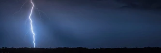 Faut-il vraiment débrancher son smartphone pendant un orage ? Les experts répondent