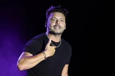 L'Humour à la plage : Kev Adams fait venir plein d'invités et... sa grand-mère