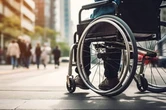 Un enfant de 11 ans se fait voler son fauteuil roulant... Des inconnus lui viennent en aide et lui offrent de l'argent