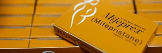Etats-Unis: la Cour suprême maintient temporairement l'envoi de la pilule abortive par la poste