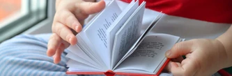 A 2 ans, cet enfant lit des livres entiers : voici ce que ses parents ont fait