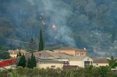 L'incendie dans l'Aude, non maîtrisé à la tombée de la nuit, parcourt des centaines d'hectares