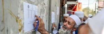 Après quatre ans d'attente, les retraités afghans soulagés de toucher leurs pensions
