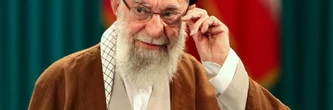 Le cortège funèbre de Khamenei en marche à Téhéran, une marée humaine attendue