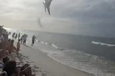 Un avion vole au ras du sol au-dessus d'une plage : les images des Blue Angels qui déclenchent une enquête