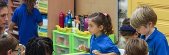 Ils ont fait entrer les garçons à l'école un an après les filles, ce qu'ils ont observé est radical