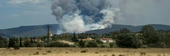 Un feu parcourt 450 hectares près de Narbonne, habitants confinés et A9 fermée