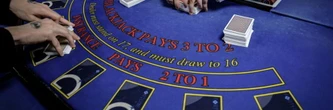 Les croupiers fin prêts pour l'ouverture mardi du plus grand club de jeux parisien
