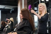 "Mes clients ne font plus que ça" : pourquoi de plus en plus de personnes utilisent l'IA chez le coiffeur (et comment s'y prendre)