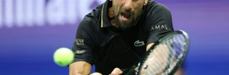 US Open: Djokovic au deuxième tour en grimaçant, Medvedev chute déjà