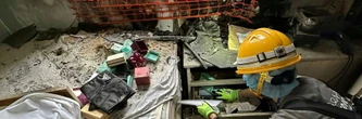 Les victimes de l'incendie de Hong Kong à la recherche des reliques de leur vie d'avant