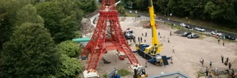 En Alsace, l'incroyable montage d'une fidèle réplique de tour Eiffel