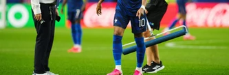 Terrain inondé, colère de Mbappé, buts en vidéo... Les images totalement folles de France - Irak