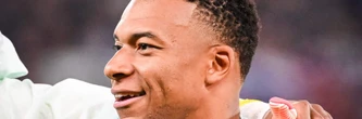 Kylian Mbappé : pourquoi le joueur fait la flute après un but ? Une promesse avec un clin d'oeil à son enfance