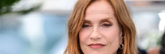 Isabelle Huppert ne passe pas inaperçue sur le tapis rouge et fait un choix vestimentaire audacieux