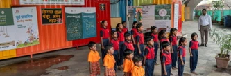 A Bombay, "l'école du feu rouge" s'adapte aux enfants des rues