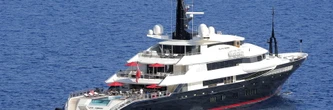 Lassé de gérer un superyacht abandonné, le gouvernement le brade lors du Black Friday. Son nouveau propriétaire le revend plus du double