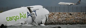Un avion-cargo quitte la piste à Hong Kong: deux morts