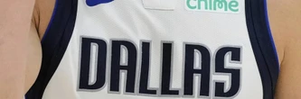 Il était un joueur des Dallas Mavericks en NBA, il est désormais le plus grand joueur de l'histoire du football