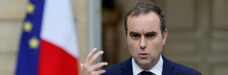 Lecornu, reconduit par Macron, dans une course contre la montre pour former un gouvernement