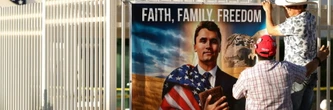 La galaxie trumpiste se réunit pour l'hommage à Charlie Kirk en Arizona