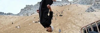 En Afghanistan, une montagne sableuse attire les fans de roulades et de parkour