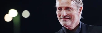 "C'est de plus en plus fou, il n'y a aucune limite" : Mads Mikkelsen vend très bien son nouveau film