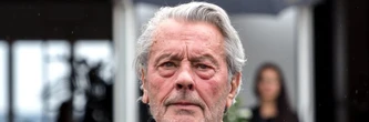 "Extrêmement paranoïaque", Alain Delon ne dormait pas sans une arme chargé sous son oreiller