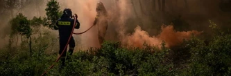 Sur les hauteurs d'Athènes, les pompiers s'entraînent face au risque de nouveaux incendies