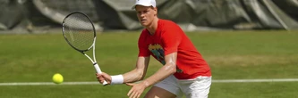 Quand Jannik Sinner allume une allumette avec son service