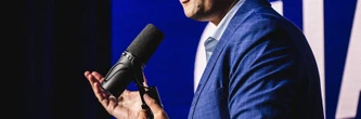 Qui était Charlie Kirk ? Ses discours xénophobes et homophobes donnent des réponses